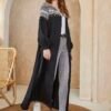 al najma عباءة طويلة أكمام فوانيس بأكتاف معدنية مزخرفة بطباعة هندسية،مزودة بحزام al najma عباءة طويلة أكمام فوانيس بأكتاف معدنية مزخرفة بطباعة هندسية،مزودة بحزام