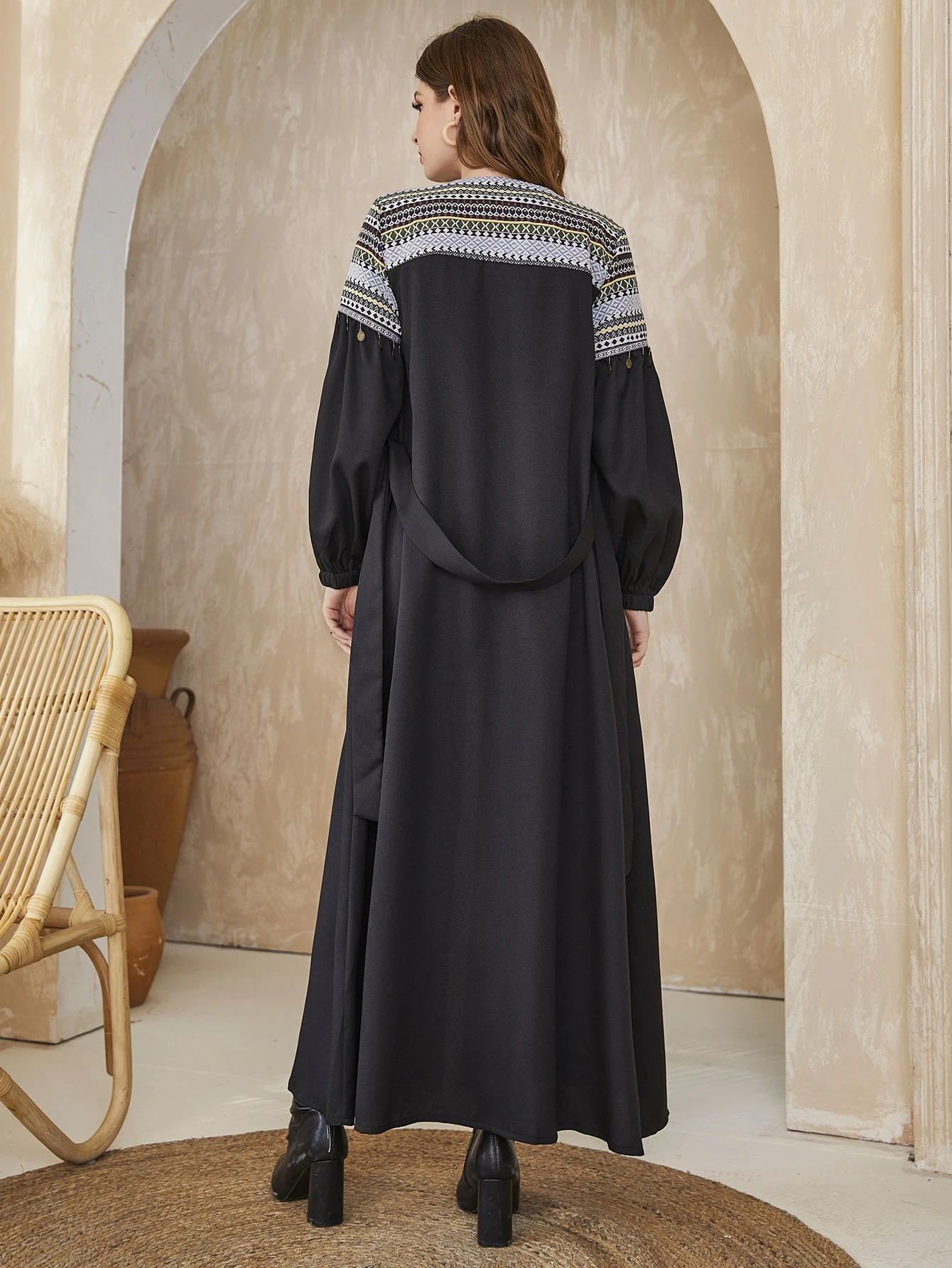 al najma عباءة طويلة أكمام فوانيس بأكتاف معدنية مزخرفة بطباعة هندسية،مزودة بحزام 4
