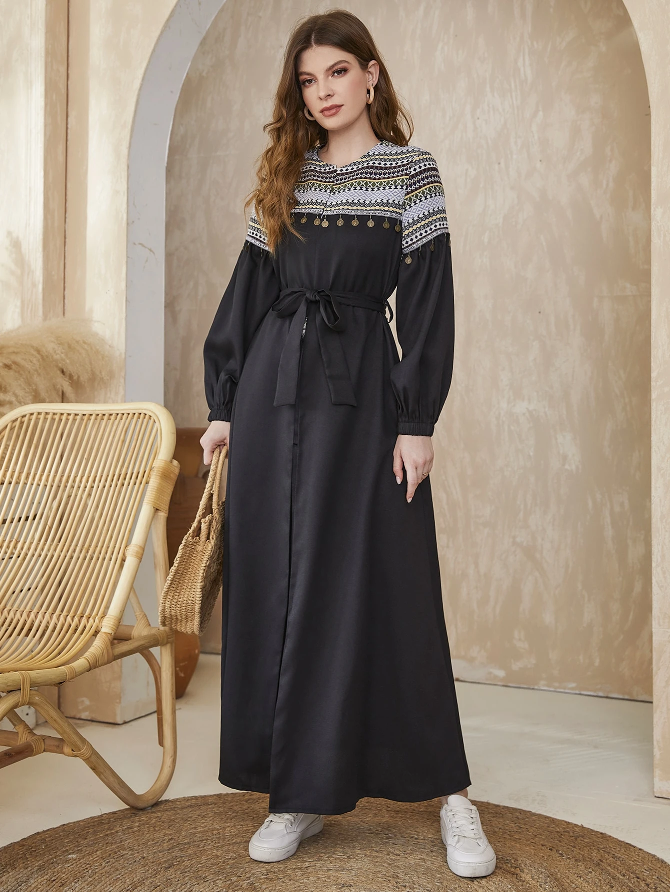 al najma عباءة طويلة أكمام فوانيس بأكتاف معدنية مزخرفة بطباعة هندسية،مزودة بحزام 6