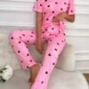 dream adore طقم بلوزة نوم نسائية أكمام قصيرة بطبعة قلب وشورت 5