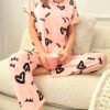 dream adore طقم بلوزة نوم نسائية أكمام قصيرة بطبعة قلب وشورت 4