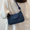 حقيبة كتف أنيقة للنساء مزينة بتصميم الحرف 8