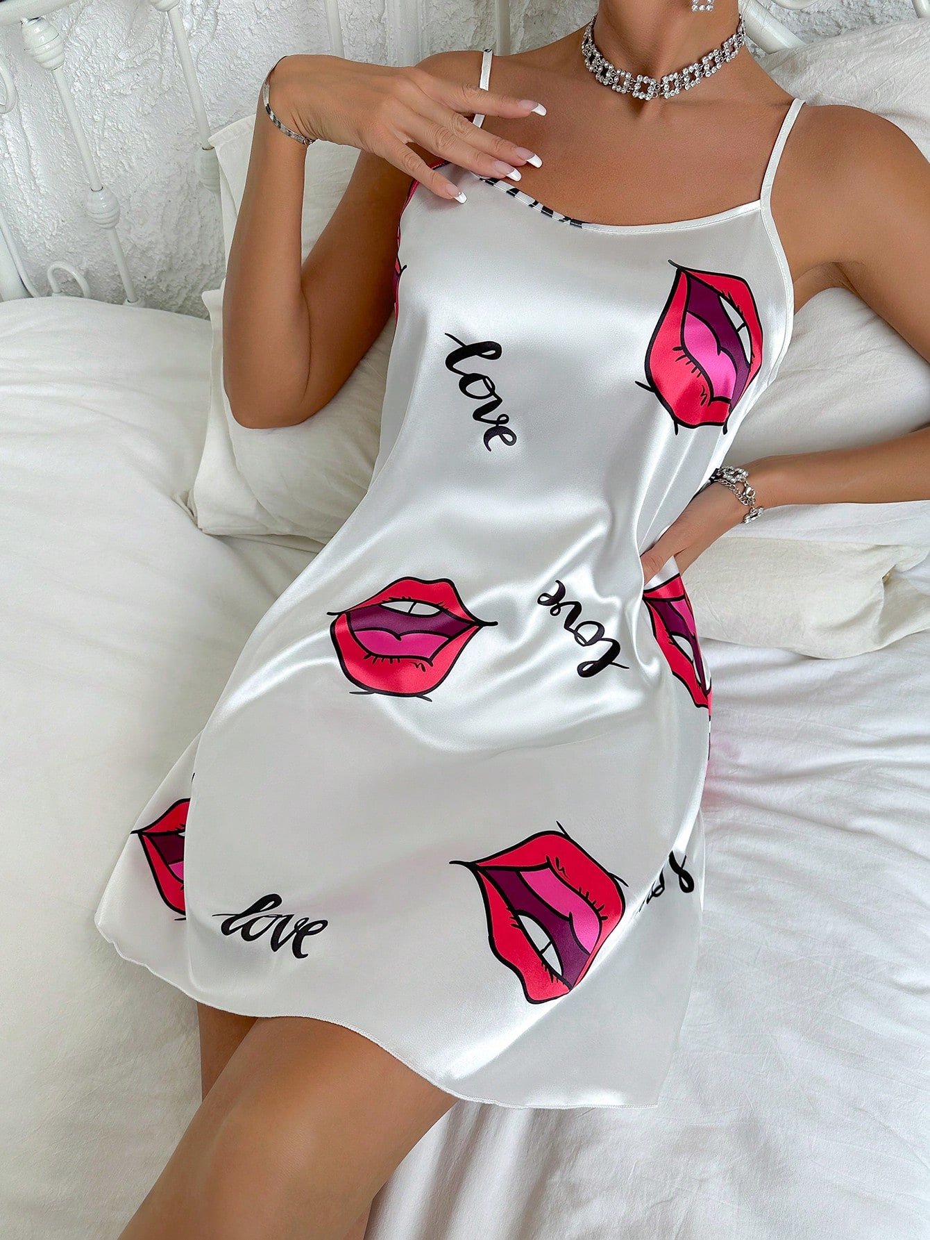shein ثوب نوم ساتان مطبوع عليه حرف الأبجدية والشفاه للنساء، فستان نوم حريري، فستان نوم جميل للنوم shein ثوب نوم ساتان مطبوع عليه حرف الأبجدية والشفاه للنساء، فستان نوم حريري، فستان نوم جميل للنوم