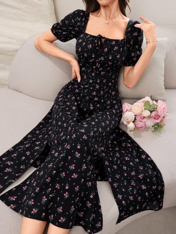 modelyn فستان صيفي قصير بأكمام قصيرة وياقة مربعة مزخرف بنقوش زهور صغيرة وشق، فساتين سهرة طويلة modelyn فستان صيفي قصير بأكمام قصيرة وياقة مربعة مزخرف بنقوش زهور صغيرة وشق، فساتين سهرة طويلة