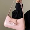 حقيبة كتف أنيقة للنساء مزينة بتصميم الحرف 2