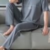 طقم بيجامة رجالي بسيط وعصري بأكمام قصيرة وبلوزة وبنطلون، بنمط حروف، صديق للبشرة ومريح وقابل للتنفس، طقم منزلي من قطعتين