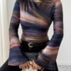 selianne تي شيرت طباعة صبغ التعادل، طوق مطوي غير متماثل، أكمام متسعة، تيشيرت جرافيك للنساء 5