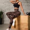 shein sports سروال رياضي بخصر عالي مرن مزخرف بطباعة التيه دايي، مناسب للرياضة كاليوغا 10