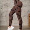 shein sports سروال رياضي بخصر عالي مرن مزخرف بطباعة التيه دايي، مناسب للرياضة كاليوغا 11