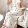 cottageslumber فستان كاجوال للنساء بطبعة الكرز على قاعدة سوداء، مطرز بالدانتيل الأحمر، طراز منزلي مثالي للصيف، فستان مو مو ذو تفاصيل أنيقة وناعمة بطبعات زهور فاخرة