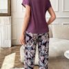 shein مجموعة قميص أكمام قصيرة مع بناطيل كابري مطبوعة بالزهور قطعتين مع جيب متباين اللون 7