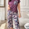 shein مجموعة قميص أكمام قصيرة مع بناطيل كابري مطبوعة بالزهور قطعتين مع جيب متباين اللون 10