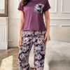 shein مجموعة قميص أكمام قصيرة مع بناطيل كابري مطبوعة بالزهور قطعتين مع جيب متباين اللون 11