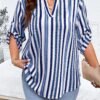 shein clasi قميص أكمام طويلة برقبة على شكل حرف v بأنماط خطوط للمقاسات الكبيرة، بتصميم عصري وبسيط مناسب للصيف