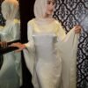 فستان كافتان مطبوع بالفراشات مع خصر مشدود للنساء، رداء ساتان مع تصميم أكمام أميرية منسدلة ومزين بخرز اصطناعي، خصر مشدود وتصميم مُرضٍ، عباية ذات لون أنيق، متواضع لعيد الفطر والربيع 2