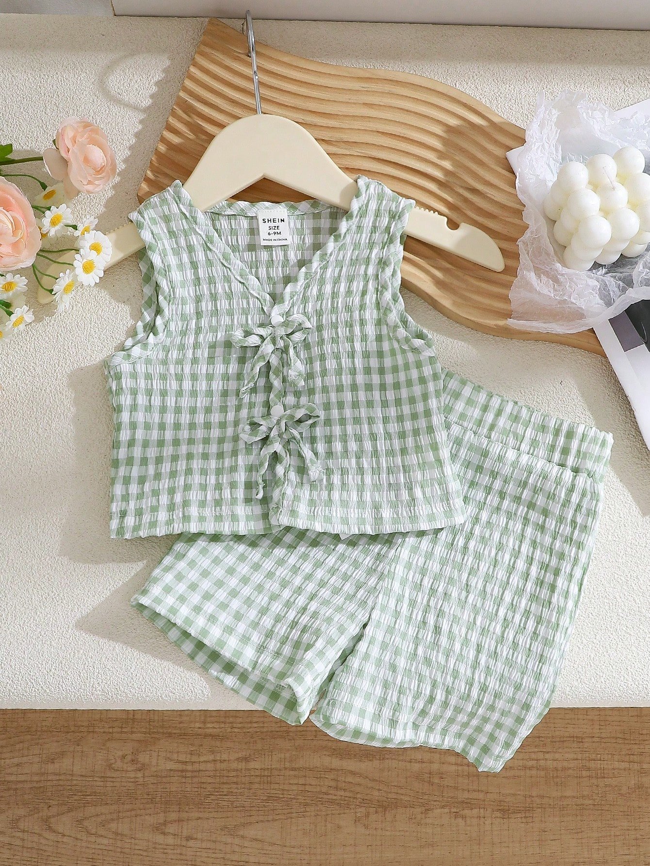 shein vintaside kids طقم صيفي جديد لعام 2025 لفتيات الأطفال والرضع، يتكون من ملابس علوية بلا أكمام ذات نسيج مربعات خضراء فاتحة + شورت بنفس نمط المربعات الخضراء الفاتحة 3
