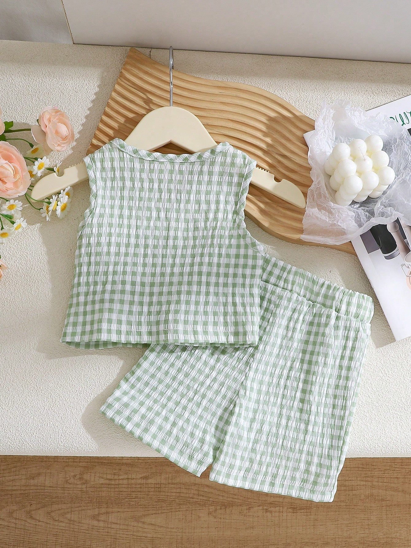 shein vintaside kids طقم صيفي جديد لعام 2025 لفتيات الأطفال والرضع، يتكون من ملابس علوية بلا أكمام ذات نسيج مربعات خضراء فاتحة + شورت بنفس نمط المربعات الخضراء الفاتحة 2
