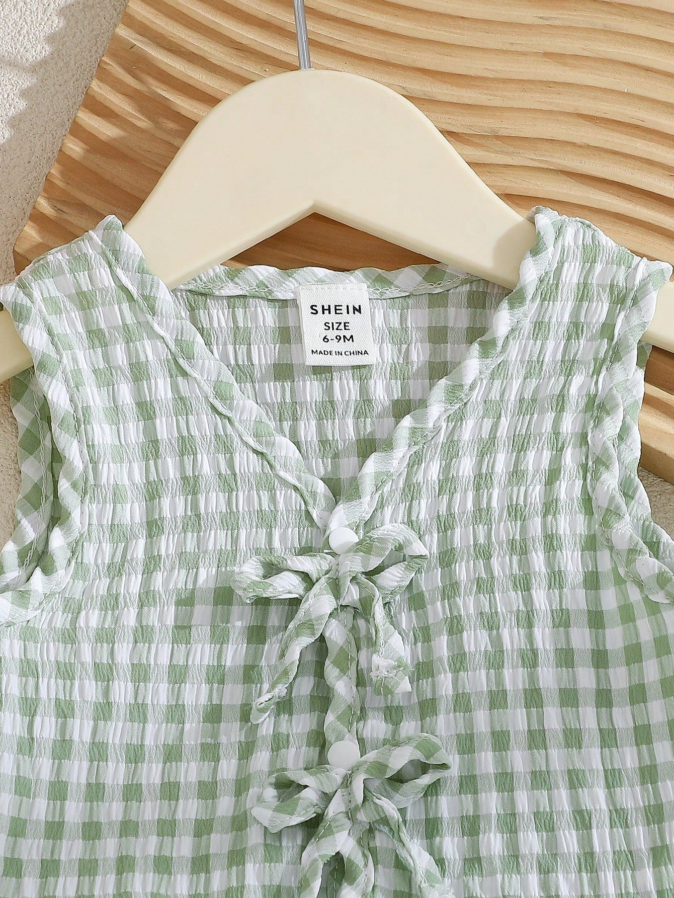 shein vintaside kids طقم صيفي جديد لعام 2025 لفتيات الأطفال والرضع، يتكون من ملابس علوية بلا أكمام ذات نسيج مربعات خضراء فاتحة + شورت بنفس نمط المربعات الخضراء الفاتحة 4