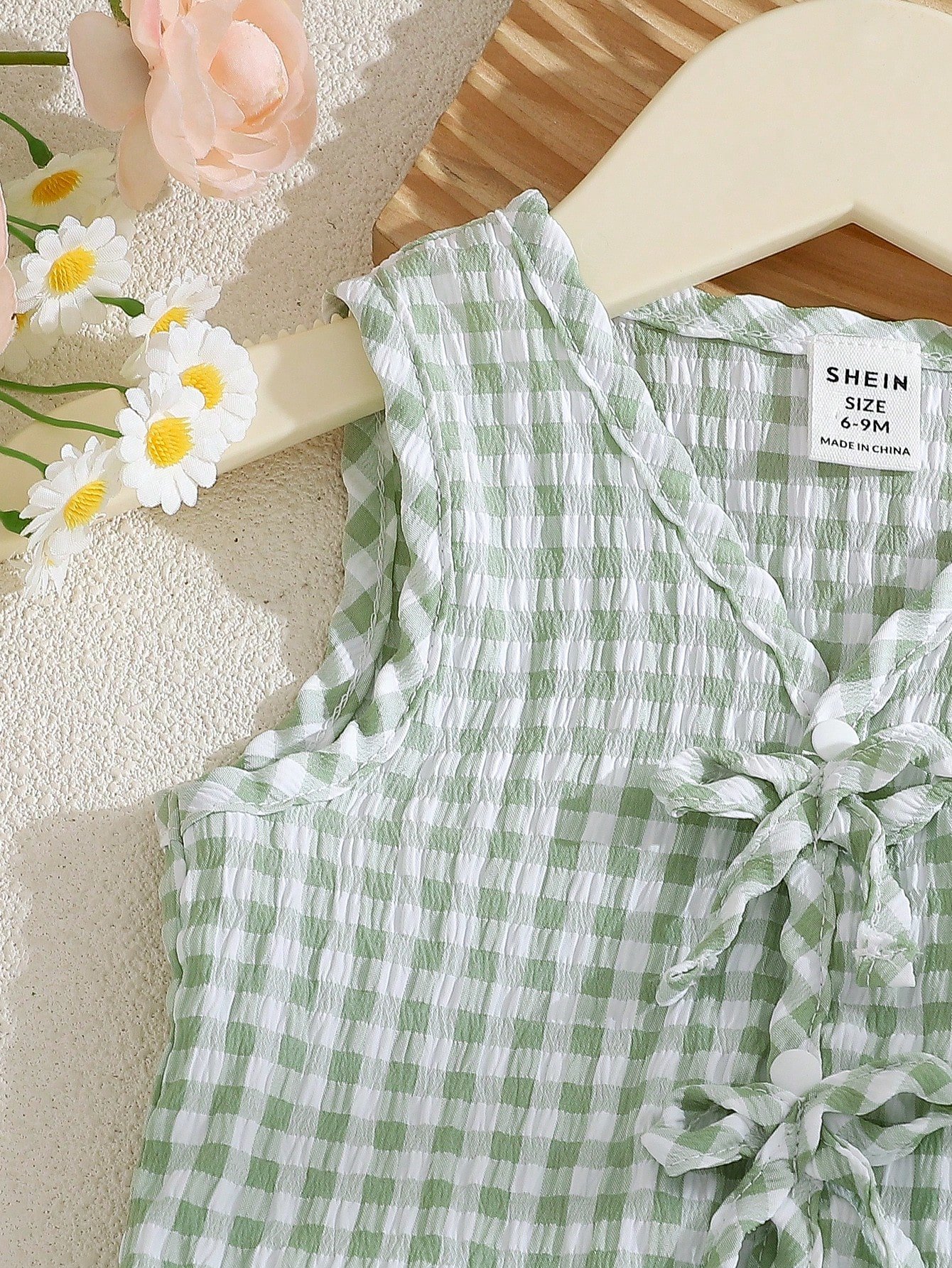shein vintaside kids طقم صيفي جديد لعام 2025 لفتيات الأطفال والرضع، يتكون من ملابس علوية بلا أكمام ذات نسيج مربعات خضراء فاتحة + شورت بنفس نمط المربعات الخضراء الفاتحة 5
