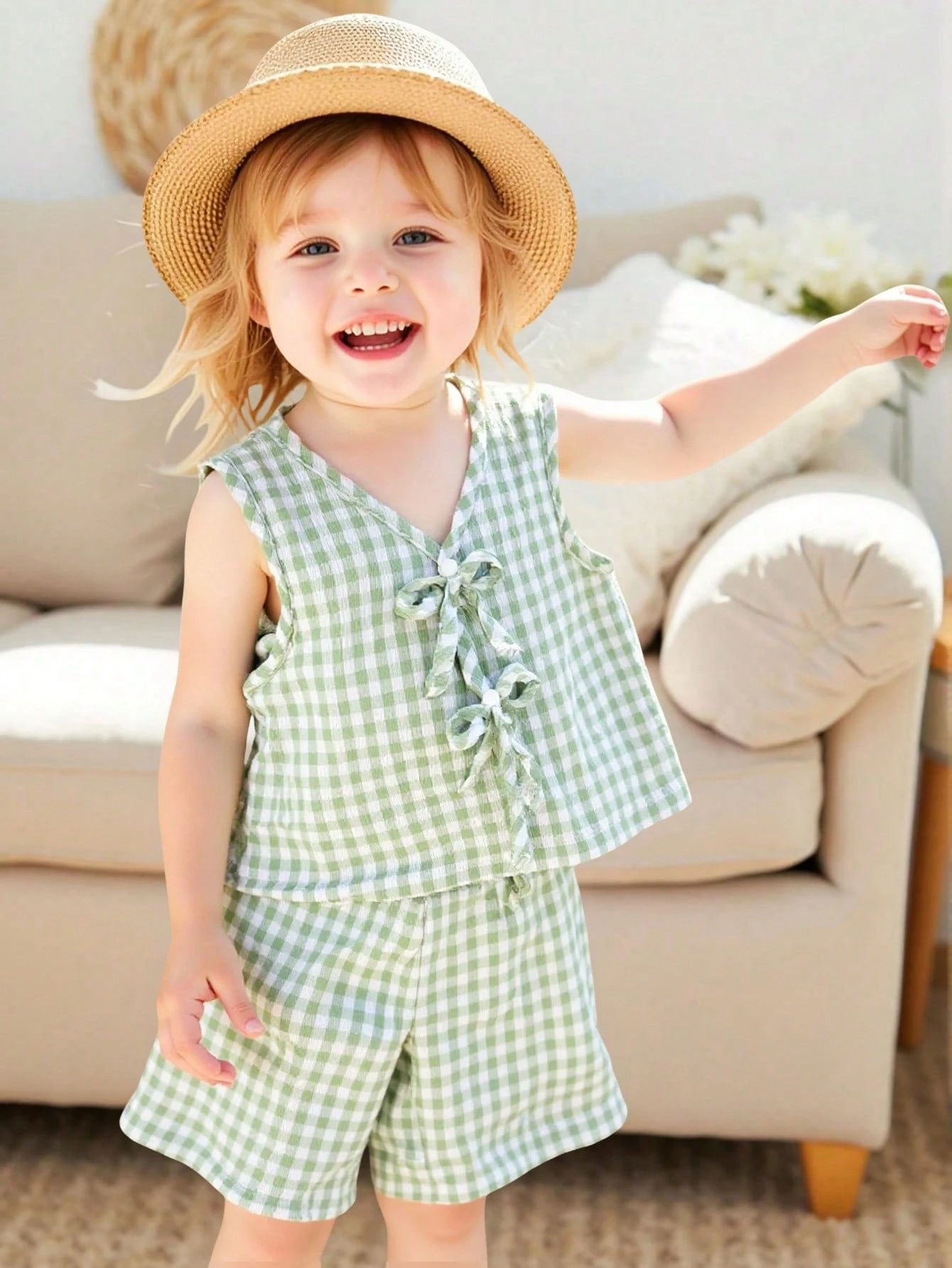 shein vintaside kids طقم صيفي جديد لعام 2025 لفتيات الأطفال والرضع، يتكون من ملابس علوية بلا أكمام ذات نسيج مربعات خضراء فاتحة + شورت بنفس نمط المربعات الخضراء الفاتحة 8