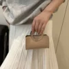 حقيبة مربعة معدنية مطبوع عليها تصميم التمساح، خفيفة الوزن للاستخدام اليومي والرسمي، مناسبة للمراهقين والنساء وطلاب الجامعة والمهنيين الشباب وموظفي المكاتب، مثالية للمكتب والجامعة والعمل والتنقل والأنشطة الخارجية والسفر والنزهات، تتميز بأساليب عصرية وبانك 12