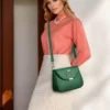 حقيبة كتف/كروس بودي نسائية بلون موحد من مادة pu مع حزام كتف قابل للتعديل 11