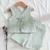 shein vintaside kids طقم صيفي جديد لعام 2025 لفتيات الأطفال والرضع، يتكون من ملابس علوية بلا أكمام ذات نسيج مربعات خضراء فاتحة + شورت بنفس نمط المربعات الخضراء الفاتحة