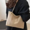 هذه الحقيبة الكتف ذات التصميم الهندسي الملون عصرية مناسبة للتسوق، تخزين المحفظة، للنساء الشابات، طلاب الجامعة، بداية المهنة، والموظفين. كما أنها مناسبة للمكتب، الجامعة، العمل، الأعمال، التنقل، الخارج، السفر والرحلات. 4