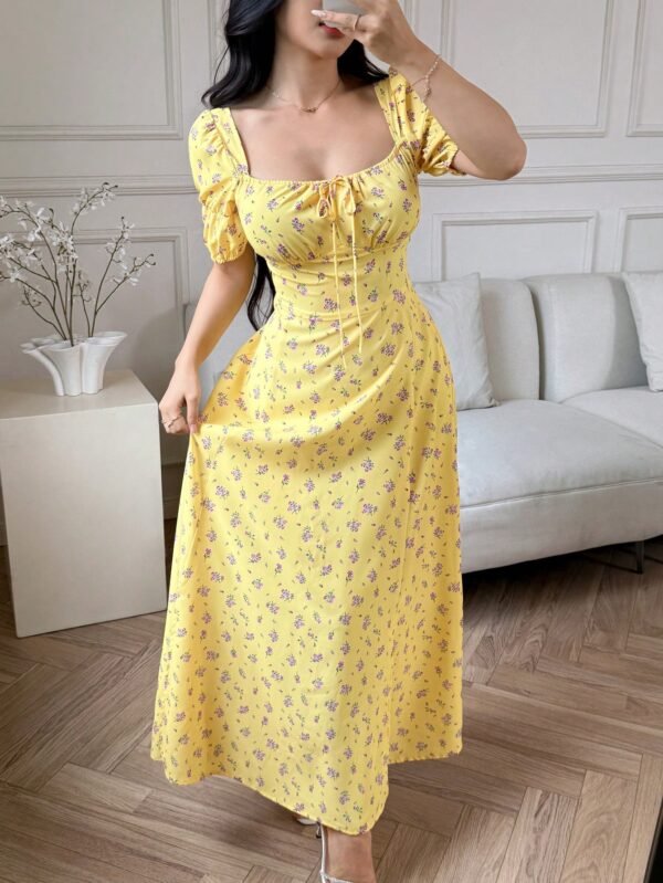 modelyn فستان صيفي قصير بأكمام قصيرة وياقة مربعة مزخرف بنقوش زهور صغيرة وشق، فساتين سهرة طويلة 3