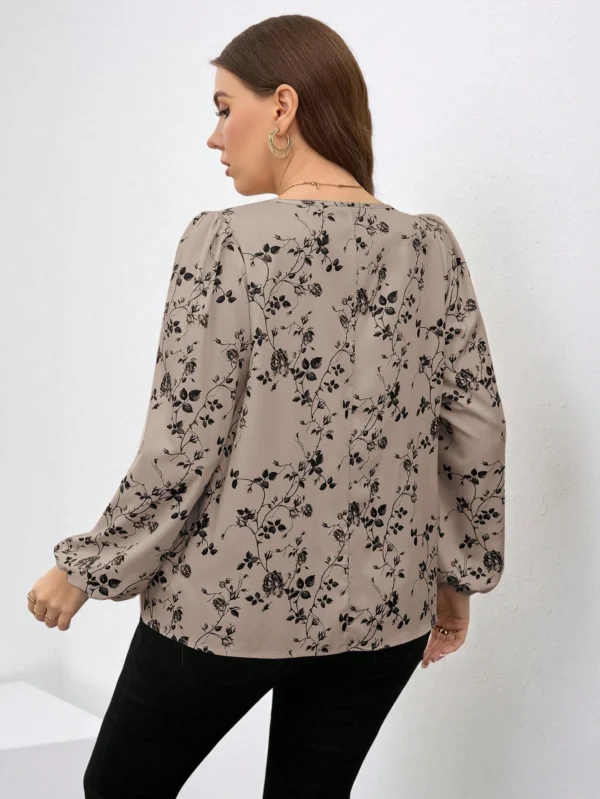 shein clasi بلوزة سيدة بطبعات زهرية أنيقة مقاسات كبيرة بياقة كشكشة وأكمام طويلة 9