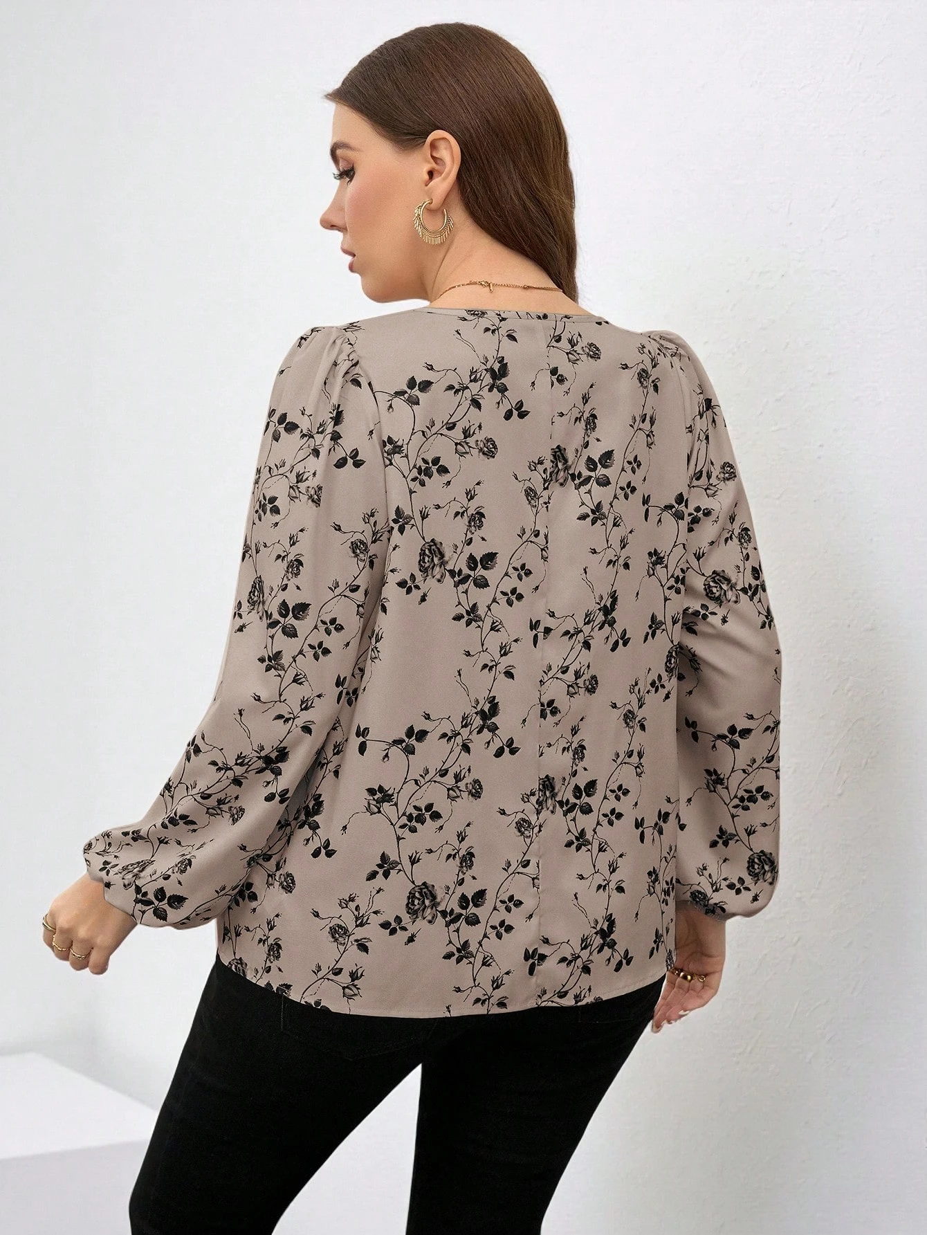 shein clasi بلوزة سيدة بطبعات زهرية أنيقة مقاسات كبيرة بياقة كشكشة وأكمام طويلة 9