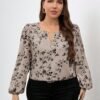 shein clasi بلوزة سيدة بطبعات زهرية أنيقة مقاسات كبيرة بياقة كشكشة وأكمام طويلة 10