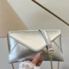 حقيبة كتف نسائية عصرية بتصميم بسيط متعددة الاستخدامات على شكل ظرف مائل مع سلسلة، مناسبة للتسوق والمحفظة، للشابات وطالبات الجامعات والعرائس الجدد وسيدات الأعمال. مثالية للمكتب والجامعة والعمل والأعمال والتنقل والأنشطة الخارجية والسفر والرحلات 12