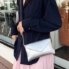 حقيبة كتف نسائية عصرية بتصميم بسيط متعددة الاستخدامات على شكل ظرف مائل مع سلسلة، مناسبة للتسوق والمحفظة، للشابات وطالبات الجامعات والعرائس الجدد وسيدات الأعمال. مثالية للمكتب والجامعة والعمل والأعمال والتنقل والأنشطة الخارجية والسفر والرحلات 4