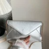حقيبة كتف نسائية عصرية بتصميم بسيط متعددة الاستخدامات على شكل ظرف مائل مع سلسلة، مناسبة للتسوق والمحفظة، للشابات وطالبات الجامعات والعرائس الجدد وسيدات الأعمال. مثالية للمكتب والجامعة والعمل والأعمال والتنقل والأنشطة الخارجية والسفر والرحلات 6