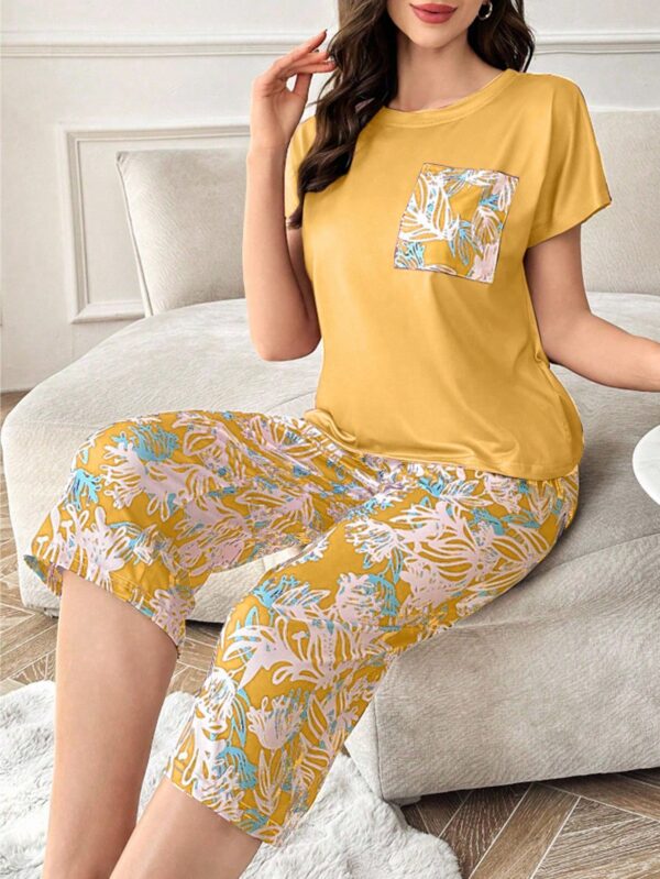 shein مجموعة قميص أكمام قصيرة مع بناطيل كابري مطبوعة بالزهور قطعتين مع جيب متباين اللون 3