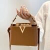 حقيبة تسوق معدنية صغيرة ذات لون أحادي بتصميم بسيط، مقاومة للماء من جلد البولي يوريثان، مناسبة للتسوق والحمل، للنساء الشابات وطلاب الجامعة والمهنيين الشباب وموظفي المكاتب. مثالية للمكتب والمدرسة والعمل والأنشطة الخارجية والسفر والرحلات القصيرة 3