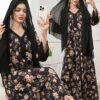 yasmyna فستان بطبعات زهرية مع لمسات من الشيفون والدانتيل على الطراز العربي مع وشاح رأس، باللون الوردي