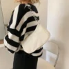 حقيبة كتف من المخمل المضلع بلون موحد مع إغلاق بسحاب، حقيبة هوبو من المخمل المضلع بتصميم بسيط، حقيبة تحت الإبط بتصميم عتيق بلون موحد للنساء، حقيبة يد عصرية بسيطة، حقيبة يد مربعة صغيرة، حقيبة باجيت تحت الإبط من المخمل المضلع بتصميم عتيق عصري، أسلوب الأموال 17
