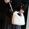 حقيبة يد نسائية من الفرو الناعم بتصميم الجنية، حقيبة كتف وكروس بودي عصرية، حقيبة فرو متعددة الاستخدامات بتصميم مغلف أحمر شبكي مع بطاقة معلقة، حقيبة يد منفوشة أنيقة، حقيبة كروس بودي من الفرو للنساء، 1 قطعة، خريف/شتاء 7