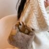 حقيبة يد نسائية من الفرو الناعم بتصميم الجنية، حقيبة كتف وكروس بودي عصرية، حقيبة فرو متعددة الاستخدامات بتصميم مغلف أحمر شبكي مع بطاقة معلقة، حقيبة يد منفوشة أنيقة، حقيبة كروس بودي من الفرو للنساء، 1 قطعة، خريف/شتاء 9