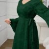 yasmyna فستان أنيق بلون أحادي الرقبة على شكل حرف v مع ربطة مزدوجة الجانب وأكمام واسعة مفتوحة 11