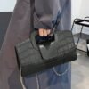 هذه الحقيبة مصنوعة من مادة جلد التمساح المقطعة عشوائيًا، وهي حقيبة متعددة الأغراض للنساء يمكن استخدامها كحقيبة كروس، حقيبة يد، حقيبة كتف، حقيبة سهرة، محفظة، إلخ. مناسبة للسهرات المسائية والحفلات والمناسبات العادية والتسوق. 6