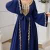 al najma فستان كاجوال للسفر والحفلات بطراز عربي، مزين بطبعات مطرزة على الياقة وبخصر مربوط بعقدة 5