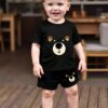 playful pals مجموعة ملابس طفل ولد مكونة من 2 قطعة: تي شيرت بياقة دائرية بأكمام قصيرة مزين بطباعة الدب والخطوط + شورت أزرق داكن، مناسبة للخروجات الصيفية 1