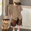 shein genkimix kids قميص كاجوال أحادي الصدر بأكمام قصيرة، لون سادة، للأولاد الصغار عمر 4 سنوات 6