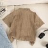 shein genkimix kids قميص كاجوال أحادي الصدر بأكمام قصيرة، لون سادة، للأولاد الصغار عمر 4 سنوات 15