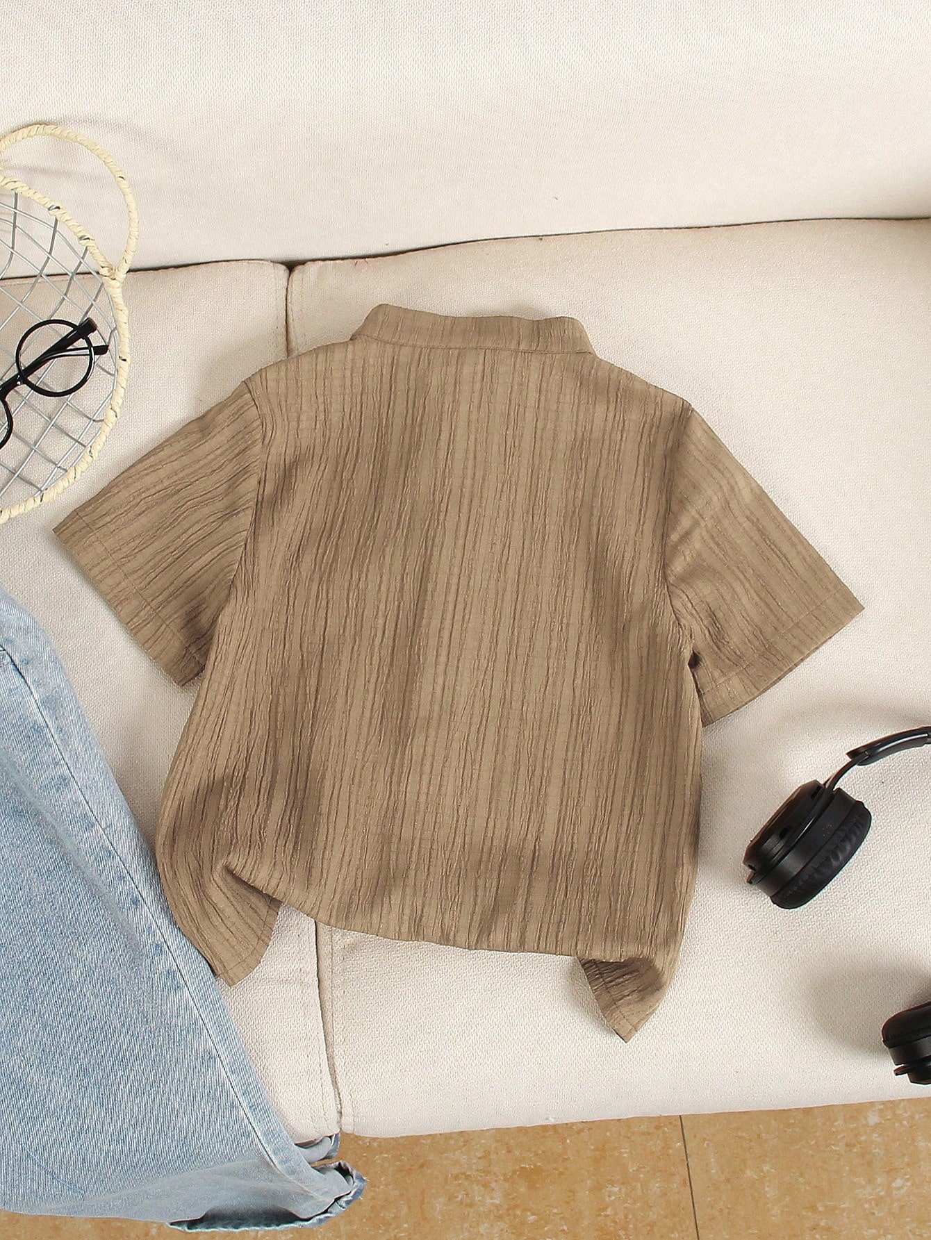 shein genkimix kids قميص كاجوال أحادي الصدر بأكمام قصيرة، لون سادة، للأولاد الصغار عمر 4 سنوات 15