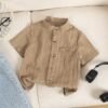 shein genkimix kids قميص كاجوال أحادي الصدر بأكمام قصيرة، لون سادة، للأولاد الصغار عمر 4 سنوات 16