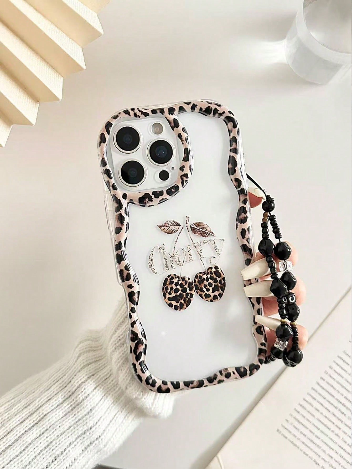 حافظة هاتف مقاومة للصدمات مع سوار خرزي مصنوع يدويًا، بتصميم قلب ذو حافة متموجة ولمعان، مع رسمة كرزية، متوافقة مع هواتف 16/11/16pro/16plus/16promax/16e/15promax/13/14/12/xs/xr/7g/8p، وهواتف galaxy s25/s25plus/s25 ultra/a16/a36/a26/a56/a50/a12/a32/a52/a72/a 1